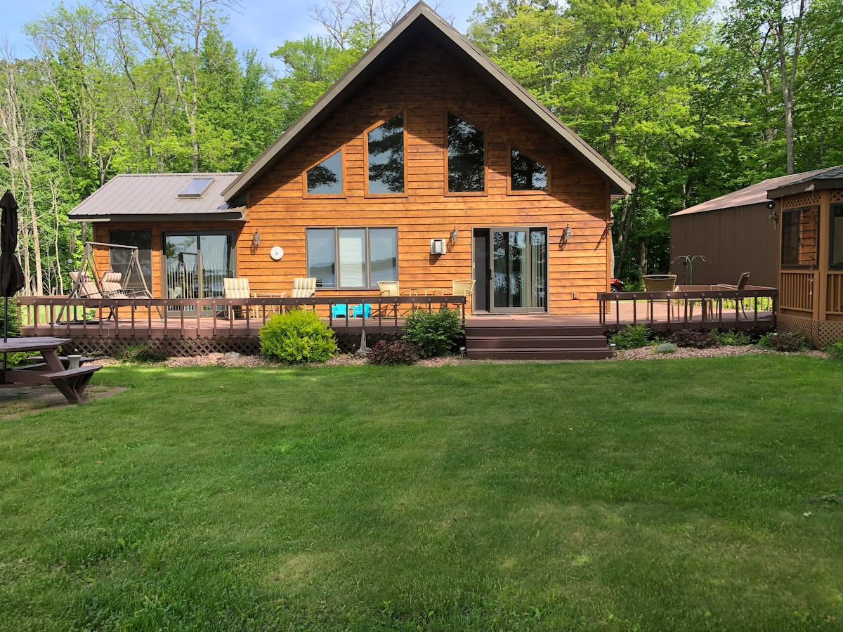 Lakefront Cabin and Barndo Den on Nice Lake